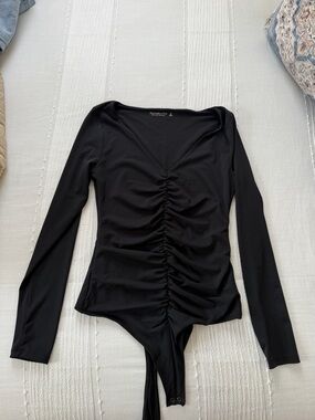 Abercrombie & Fitch Black Ruched V‑Neck Long‑Sleeve Bodysuit